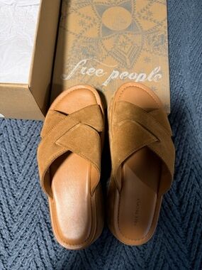 Free People Tan Asbury sandal. Cognac suede.